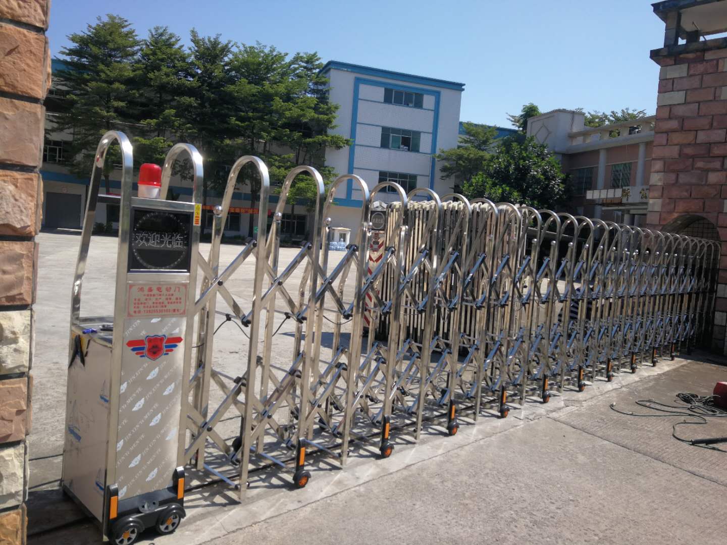 黃江康裕環(huán)保工程伸縮門(mén)工程案例 